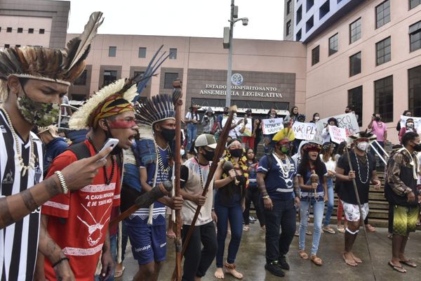 Grupo de indígenas protesta contra o Marco Temporal em frente à Assembleia Legislativa do ES por Ricardo Medeiros