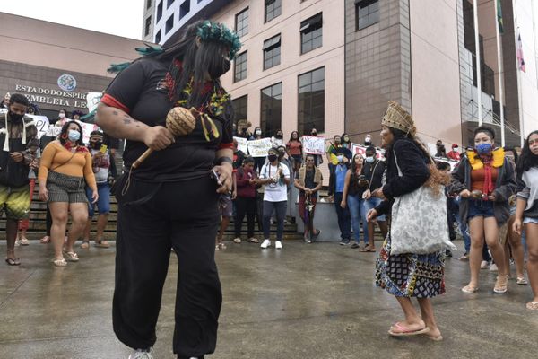 Grupo de indígenas protesta contra o Marco Temporal em frente à Assembleia Legislativa do ES por Ricardo Medeiros