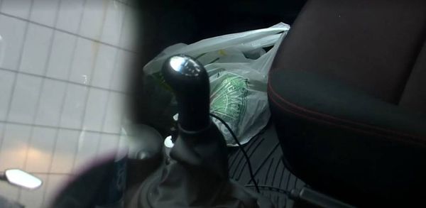 Veículo que seria de policial com latas de cerveja dentro