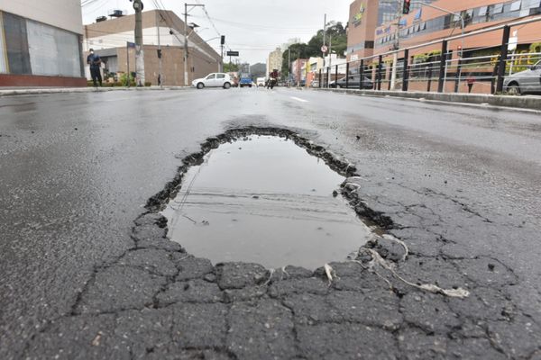 Após dias chuvosos, buracos se abriram na Avenida Leitão da Silva, em Vitória por Ricardo Medeiros