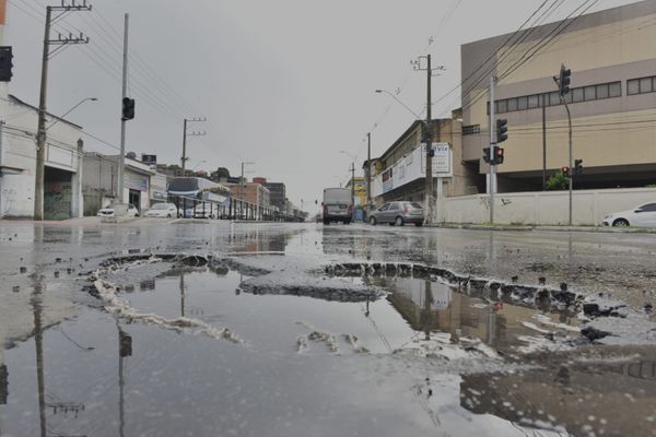Após dias chuvosos, buracos se abriram na Avenida Leitão da Silva, em Vitória por Ricardo Medeiros