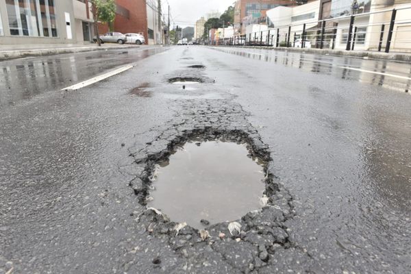 Após dias chuvosos, buracos se abriram na Avenida Leitão da Silva, em Vitória por Ricardo Medeiros