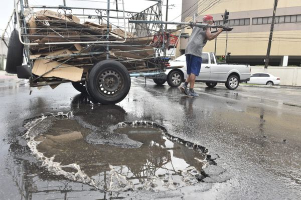 Após dias chuvosos, buracos se abriram na Avenida Leitão da Silva, em Vitória por Ricardo Medeiros