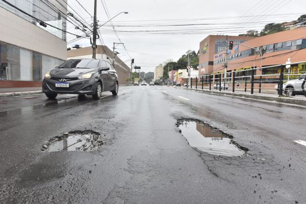 Após dias chuvosos, buracos se abriram na Avenida Leitão da Silva, em Vitória por Ricardo Medeiros