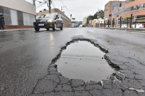Após dias de chuvas, buracos se abriram na Avenida Leitão da Silva, em Vitória