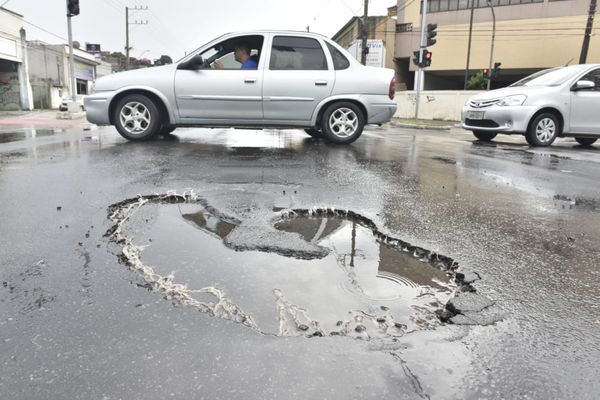 Após dias de chuvas, buracos se abriram na Avenida Leitão da Silva, em Vitória por Ricardo Medeiros