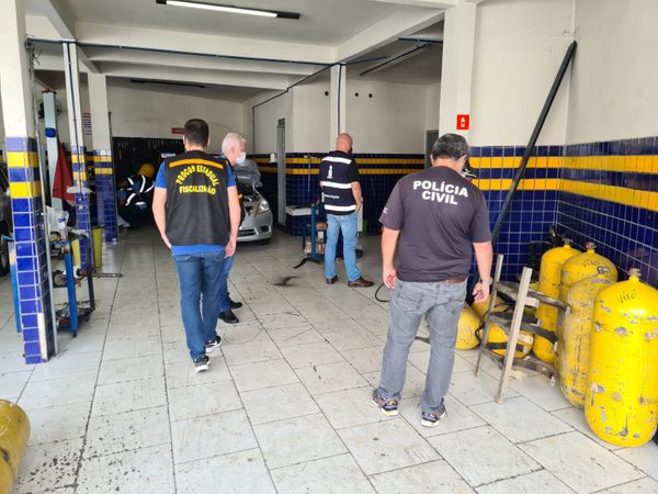 As empresas são suspeitas de serem responsáveis por instalar kit gás, sem autorização do Instituto Nacional de Metrologia, Qualidade e Tecnologia (Inmetro) por Polícia Civil | Divulgação