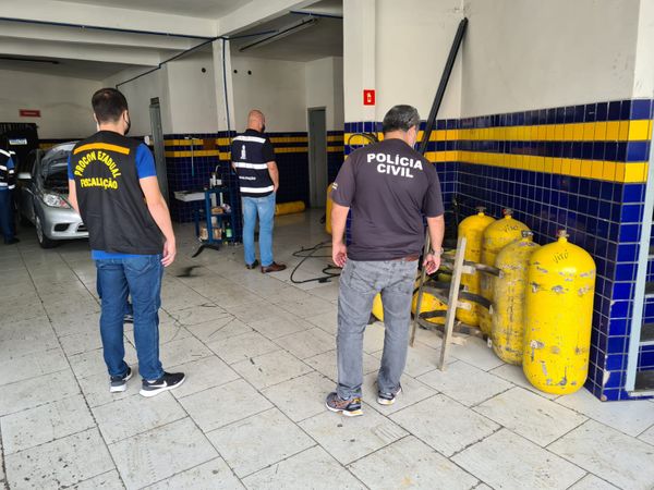 As empresas são suspeitas de serem responsáveis por instalar kit gás, sem autorização do Instituto Nacional de Metrologia, Qualidade e Tecnologia (Inmetro) por Polícia Civil | Divulgação