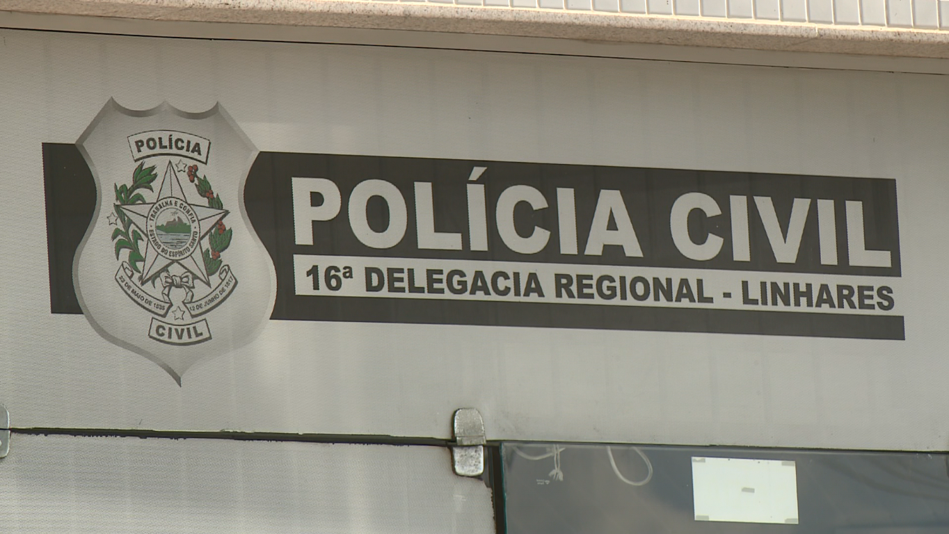Suspeito foi localizado por policiais na BR 101 e identificado pela vítima; crime ocorreu na noite de segunda-feira (8), próximo a um ponto de ônibus no Centro do município