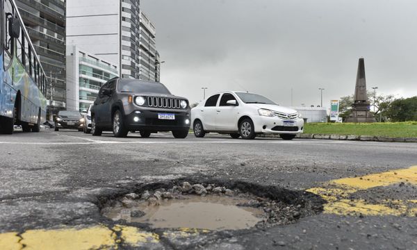 Buracos também foram registrados na Avenida Américo Buaiz, na Praia do Canto