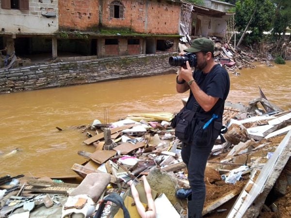 Fernando Madeira durante cobertura das chuva em Iconha - janeiro/2019