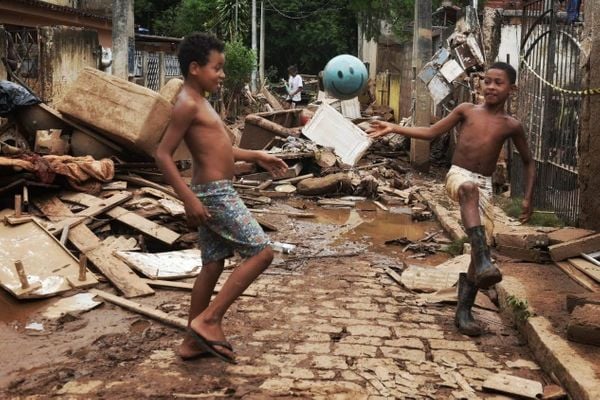Meninos brincam em meio à destruição causada pelas chuvas em Castelo - janeiro-2019