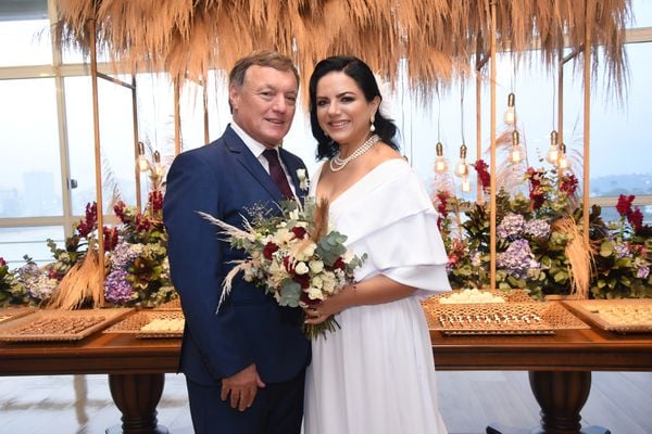 O empresário Carlos Marianelli e Lane Santos se casaram nesta quarta-feira, 01,  e como pede o momento, com uma cerimônia intima para padrinhos e família no Hotel Senac.
