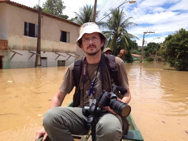 Vitor Jubini durante cobertura de enchentes no distrito de Córrego do Rio Pancas, Colatina - dezembro/2013