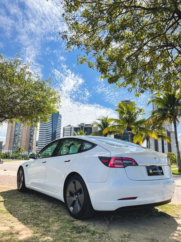 Carro Tesla: conheça o elétrico que revolucionou o mercado