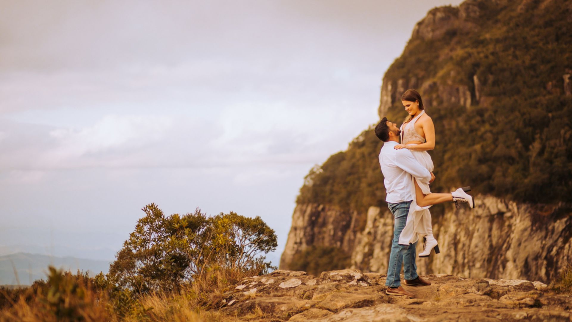 Merieli e Vitor fizeram um ensaio de pré casamento em agosto de 2019, em Gramado (RS)