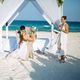Hortensia e Eduardo se casaram em abril de 2015 em frente às águas azuis de Cancún, no México