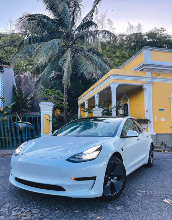  Tesla Model 3 tem visual minimalista e luxuoso, com acabamento refinado e clean. Crédito: Ueliton Santos/ Divulgação