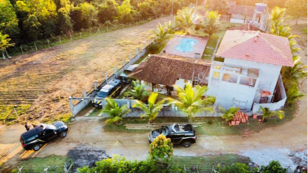 A mansão que fica no interior de Guarapari pertence ao líder da venda de haxixe e ectasy para traficantes da cidade e outras regiões. Crédito: Divulgação/PF