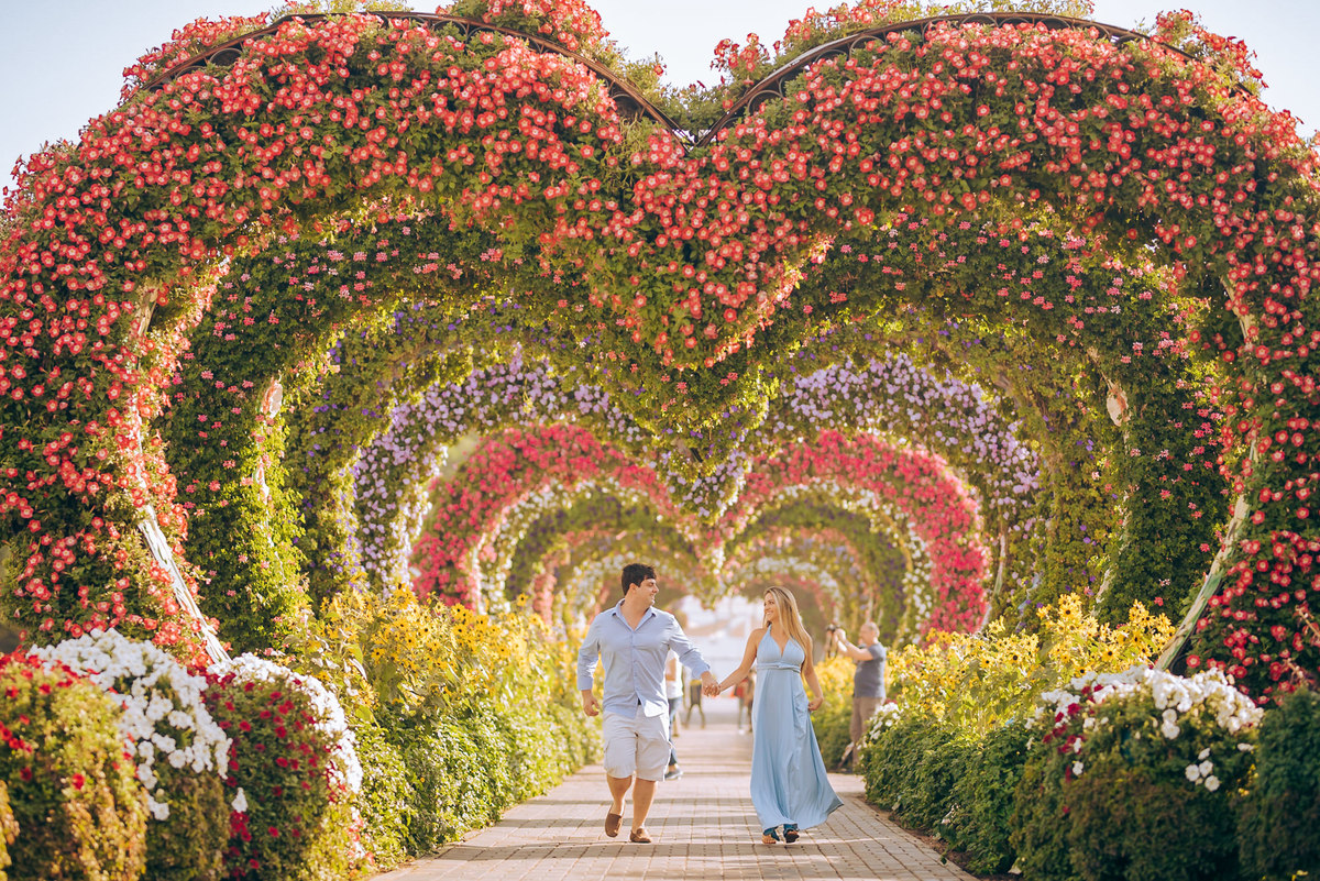 Cristiano e Deborah usaram os luxuosos jardins de Dubai para as fotos em comemoração ao casamento