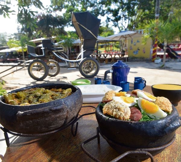 Frango com quiabo e tutu à mineira servidos no restaurante da fazenda Rico Caipira, em Vila Velha