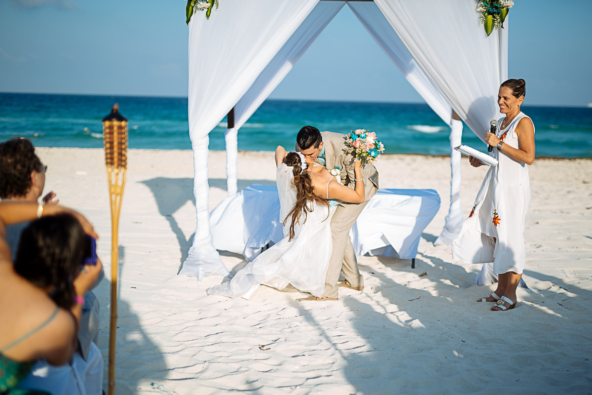 Hortensia e Eduardo se casaram em abril de 2015 em frente às águas azuis de Cancún, no México