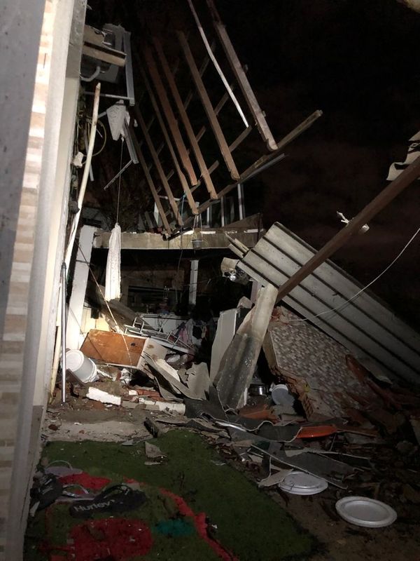 Laje de residência desabou no bairro Romão, em Vitória, na noite desta sexta-feira (3) por Divulgação | Corpo de Bombeiros