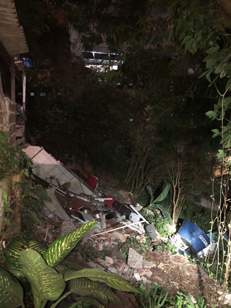 Laje de residência desabou no bairro Romão, em Vitória, na noite desta sexta-feira (3)