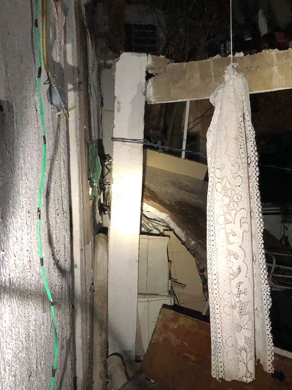 Laje de residência desabou no bairro Romão, em Vitória, na noite desta sexta-feira (3) por Divulgação | Corpo de Bombeiros