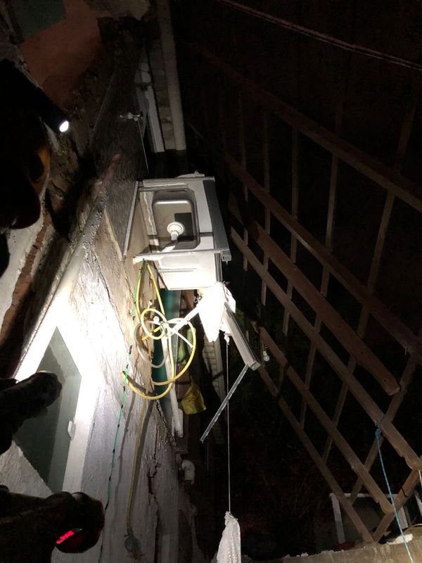 Laje de residência desabou no bairro Romão, em Vitória, na noite desta sexta-feira (3) por Divulgação | Corpo de Bombeiros