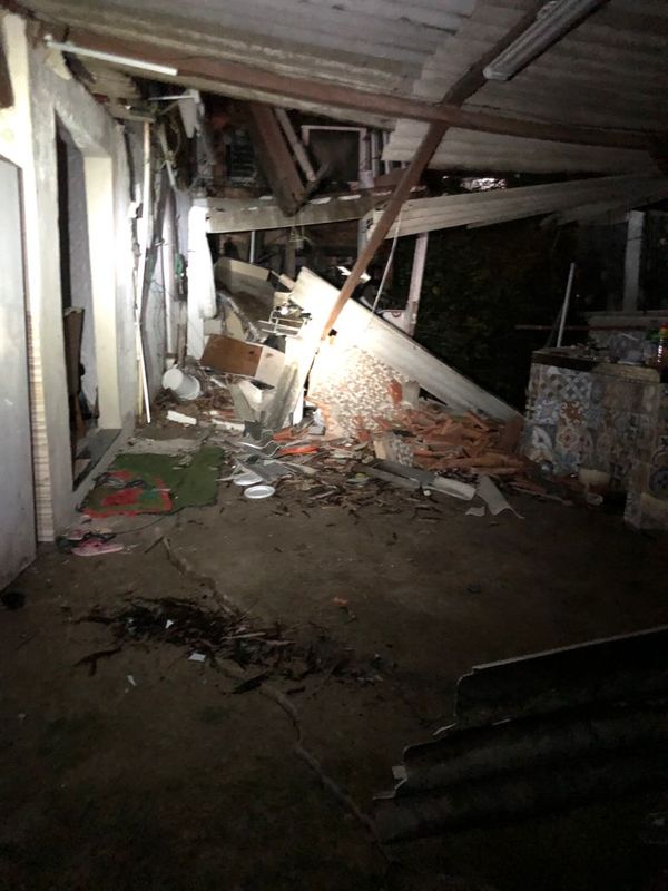 Laje de residência desabou no bairro Romão, em Vitória, na noite desta sexta-feira (3) por Divulgação | Corpo de Bombeiros