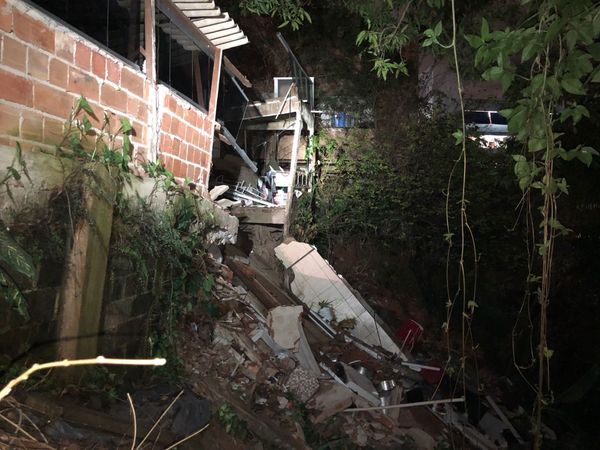 Laje de residência desabou no bairro Romão, em Vitória, na noite desta sexta-feira (3)