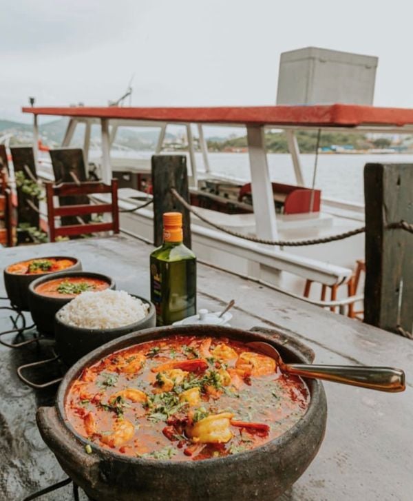 Moqueca servida no restaurante flutuante Di Marino, na Baía de Vitória