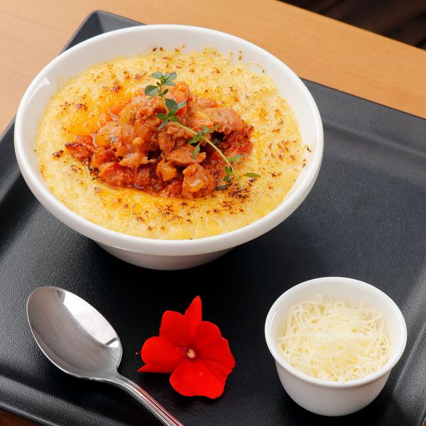 Polenta cremosa com molho de linguiça artesanal servida no restaurante d'Bem Pedra Azul
