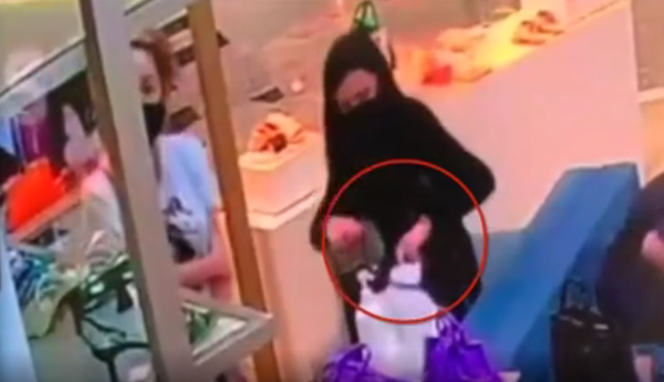 Vídeo flagra irmãs furtando bolsa de R$ 1,3 mil em shopping de Vila Velha