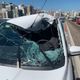 Carro prata foi atingido por ronda que se desprendeu da dianteira de veículo vermelho