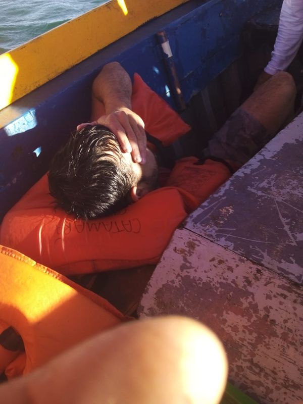 Imagens feitas pelo pescador que resgatou parte da tripulação da embarcação que afundou