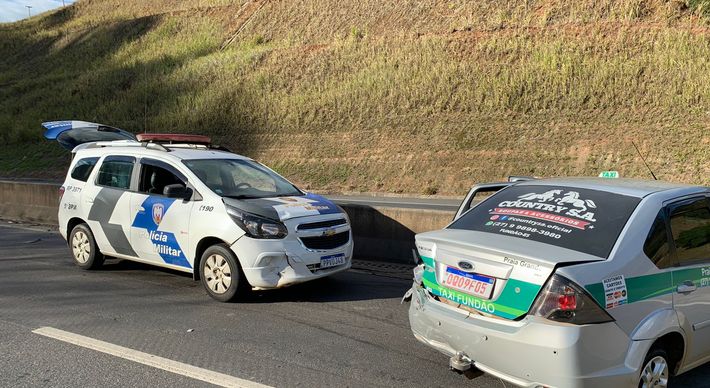 Os suspeitos foram detidos após uma perseguição da Polícia Militar na cidade vizinha de Ibiraçu. Na fuga, o suspeito que estava dirigindo o veículo roubado perdeu o controle e acabou se chocando com a viatura