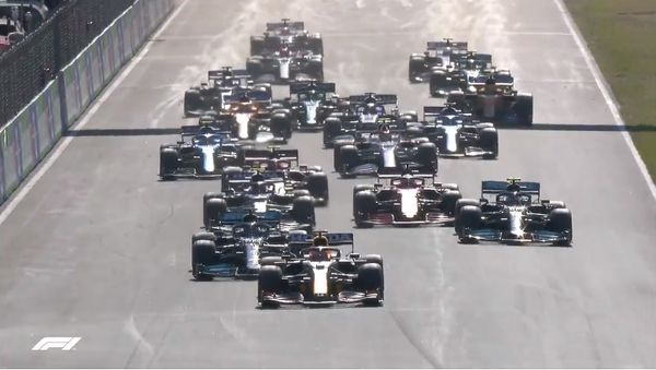 Verstappen deixa os fãs em casa loucos com a vitória sobre Hamilton em meio à atmosfera de festa no GP da Holanda