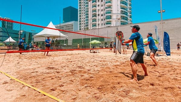 Evento reúne 18 seleções estaduais e mais de 1.700 atletas na Praia de Camburi, com expectativa de jogos intensos e grande público