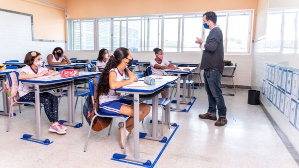 Enquanto nos países da OCDE o foco central se concentra no ensino básico e médio, o Brasil foca e aloca proporcionalmente mais recursos públicos no ensino superior