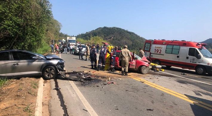 De acordo com informações da Polícia Rodoviária Federal (PRF), o trânsito, interrompido para o resgate das vítimas, já foi liberado