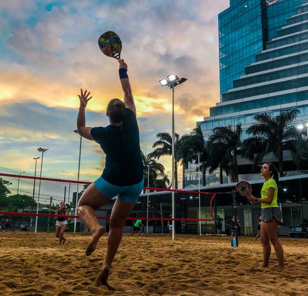 BOLAS RÁPIDAS E NO CORPO NO BEACH TENNIS: COMO FAZER?