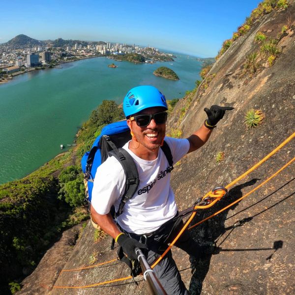 Carlos Augusto faz rapel com vista para a baía de Vitória por Alma Nativa/Divulgação