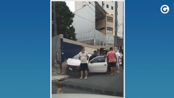 Carro bateu em muro em Itaparica, Vila Velha