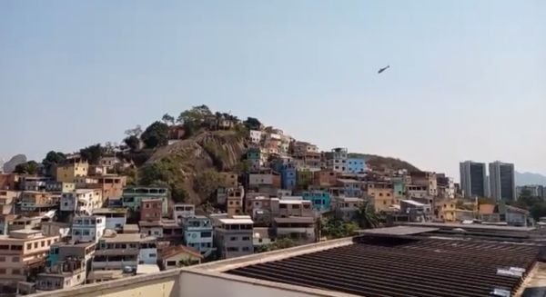 Helicóptero do Notaer sobrevoou Morro da Garrafa, em Vitória, nesta segunda-feira (6)