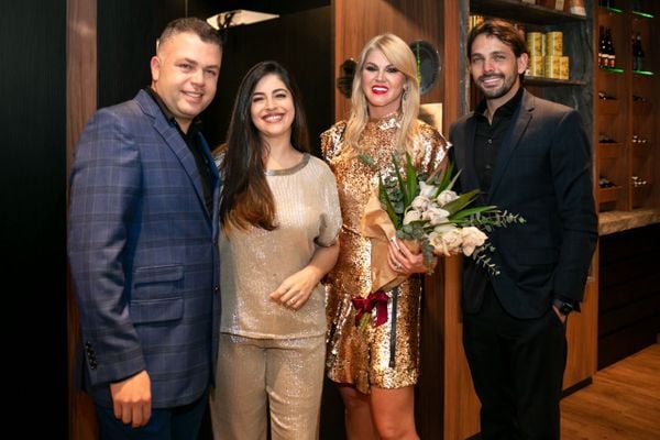 Johnathan Alves e a esposa, Sauana Alves, Val Marchiori e Thiago Castilho na inauguração do Empório 85 Wine Bar, em Domingos Martins. 
