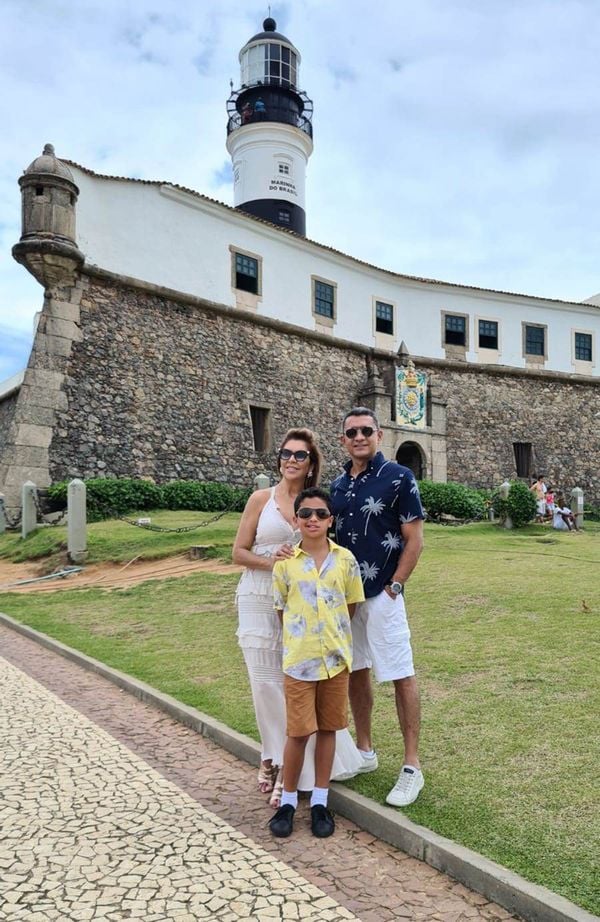 Raigna Vasconcelos com o marido Sérgio e o filho Thales em Salvador