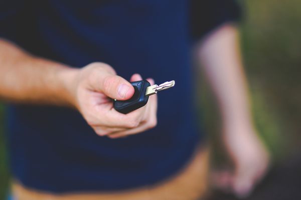 Homem segura chave do carro. País passa a contar com novas regras de seguro