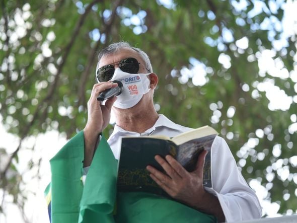 Grupo "Grito dos Excluídos" faz manifestação e Vitória por Carlos Alberto Silva